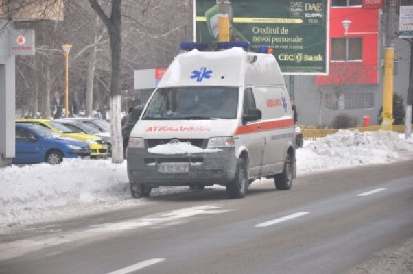 Ambulanţă băgată în service după ce a derapat pe gheaţă